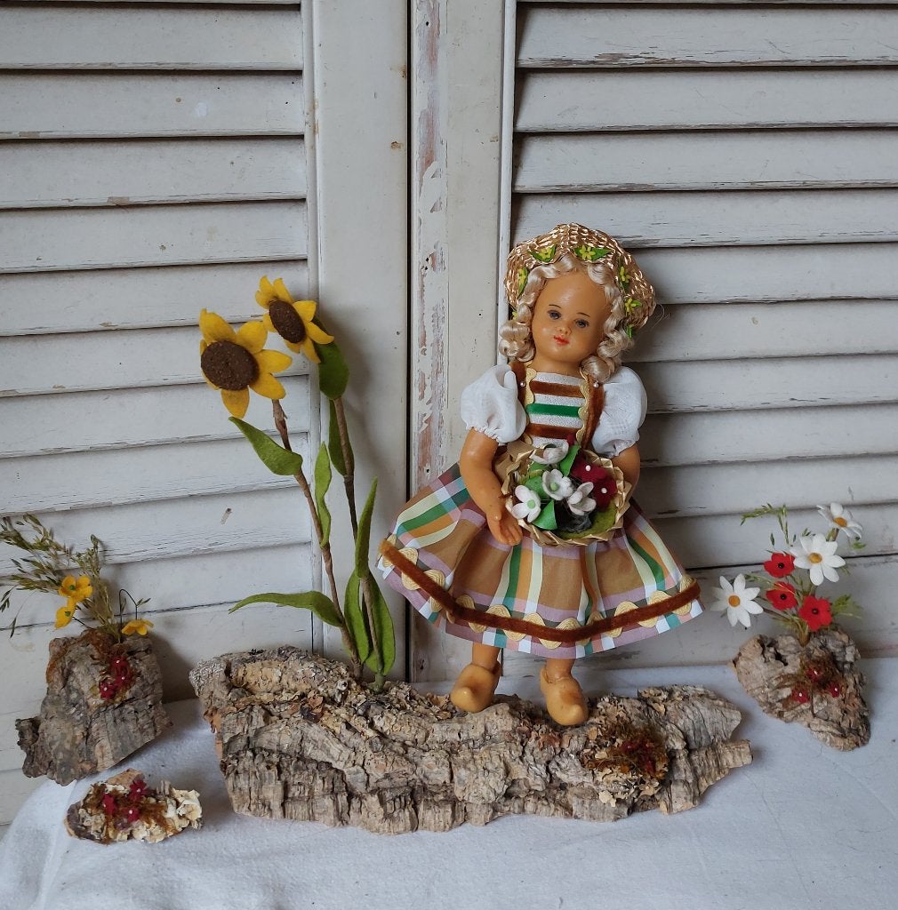 oud pop-je, snoezig wassenmeisje met bloemjes, Verzamelen, Ophalen of Verzenden, Zo goed als nieuw, Pop