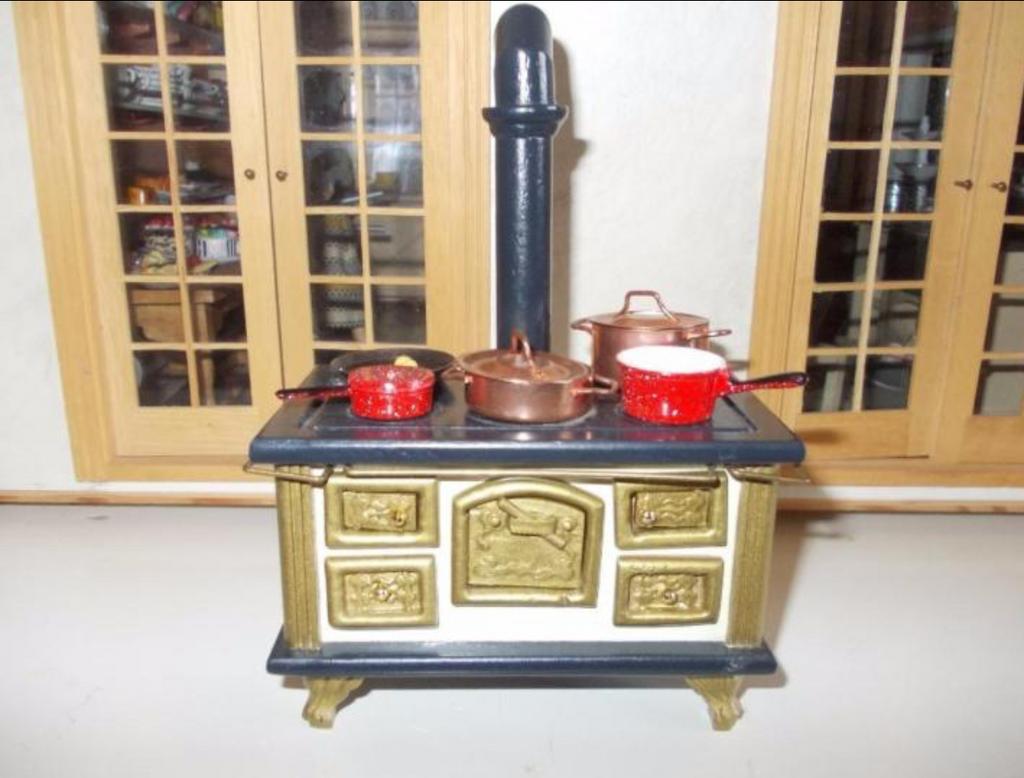 Miniatuur fornuis met kookgerei - Poppenhuis, Ophalen of Verzenden, Gebruikt, Jongen of Meisje