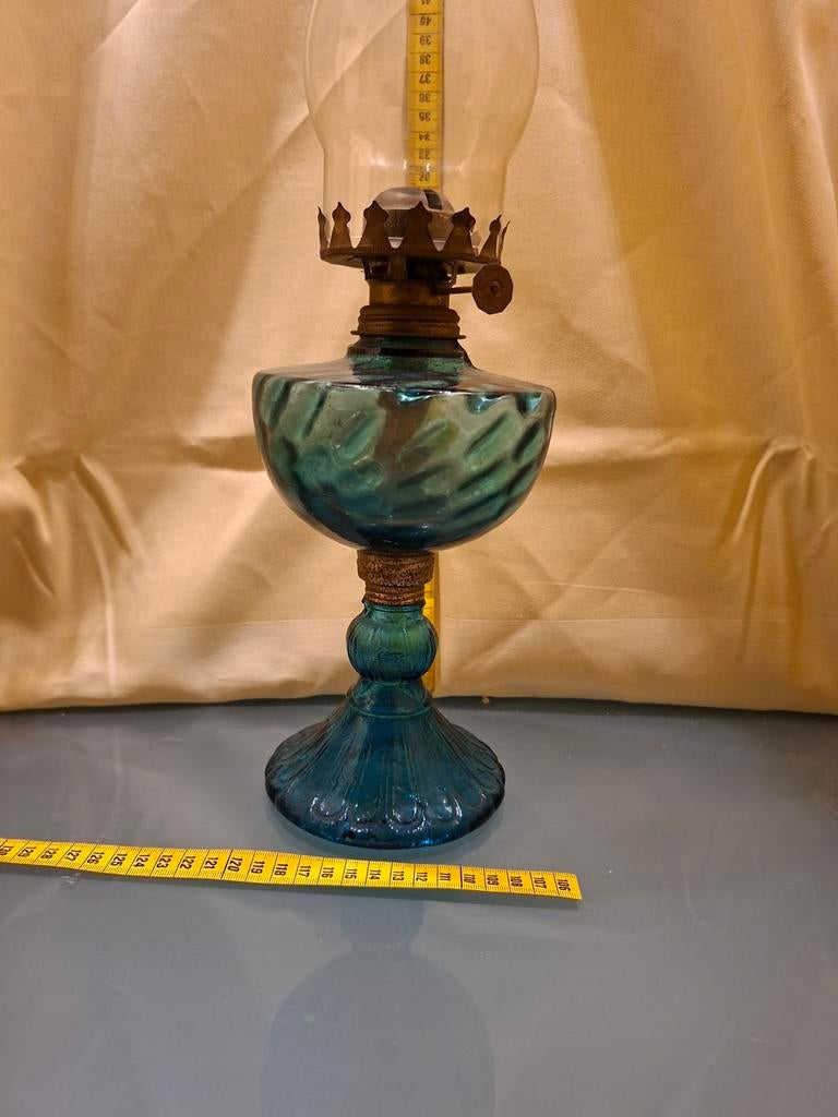 Vintage olielamp met blauw glazen reservoir, Antiek en Kunst, Antiek | Lampen, Ophalen of Verzenden