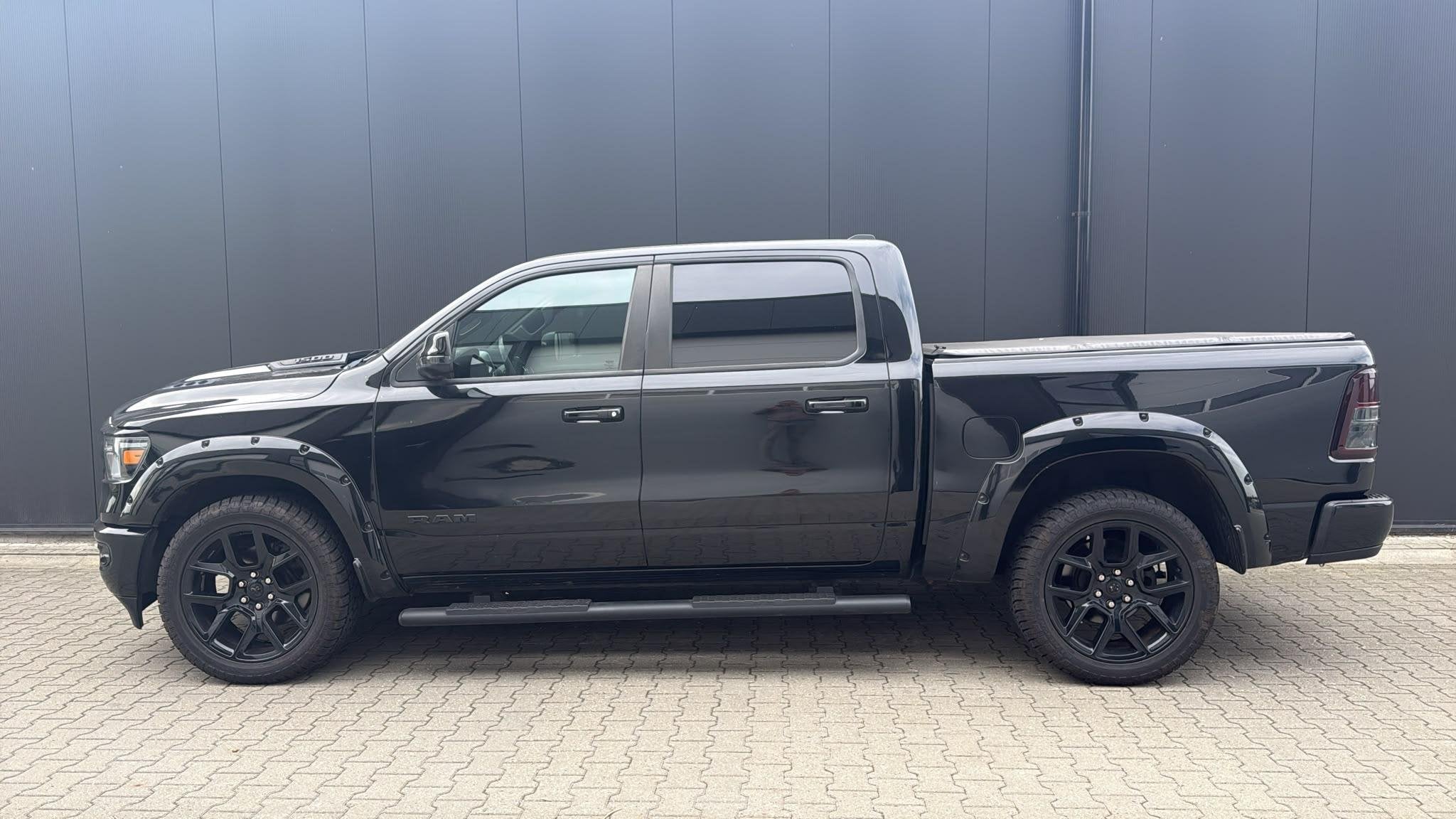 Dodge Ram 1500 4x4 Crew Cab LPG Marge (btw vrij) Blackout, Auto's, Automaat, Euro 6, 2640 kg, Zwart