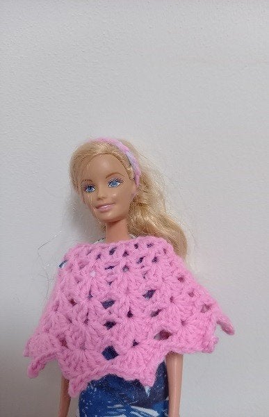 Barbie kleertjes poncho rond met picootje en haarband roze, Verzenden, Nieuw, Barbie