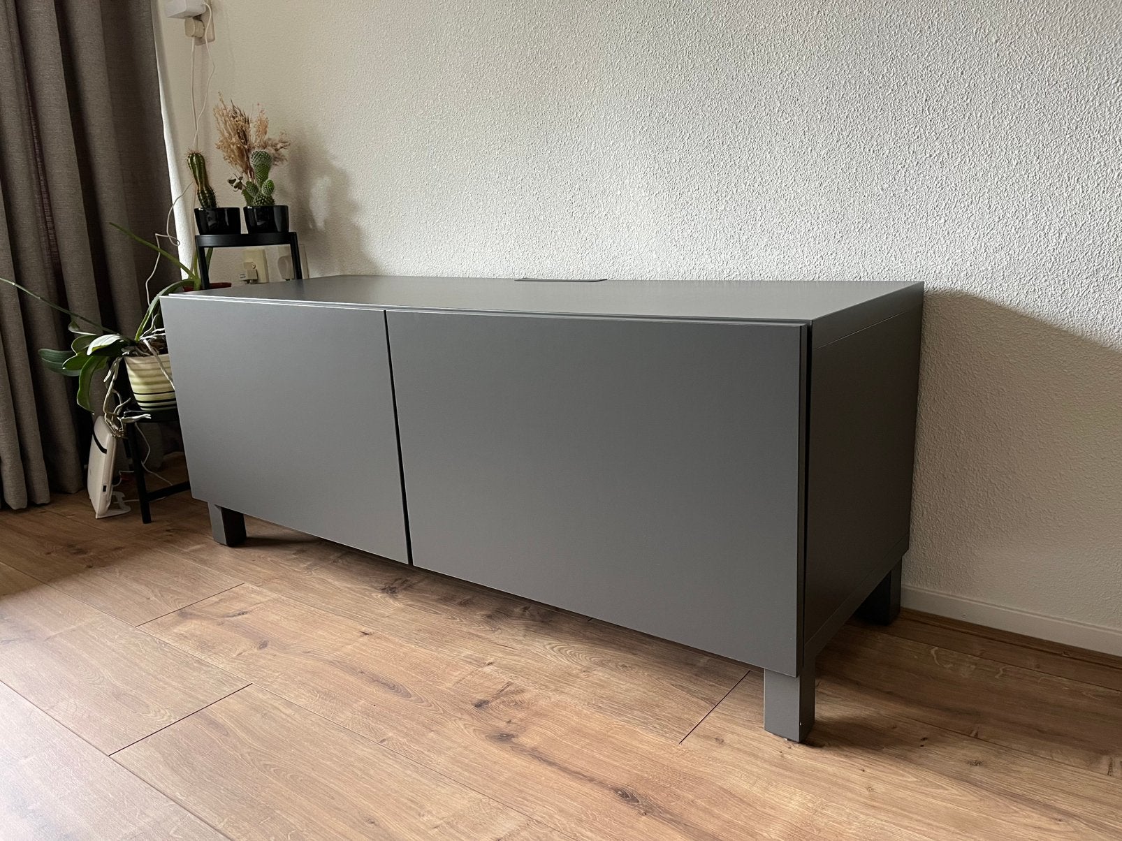 TV-meubel met deuren IKEA BESTA grijs, Ophalen, 100 tot 150 cm, Zo goed als nieuw, Minder dan 100 cm
