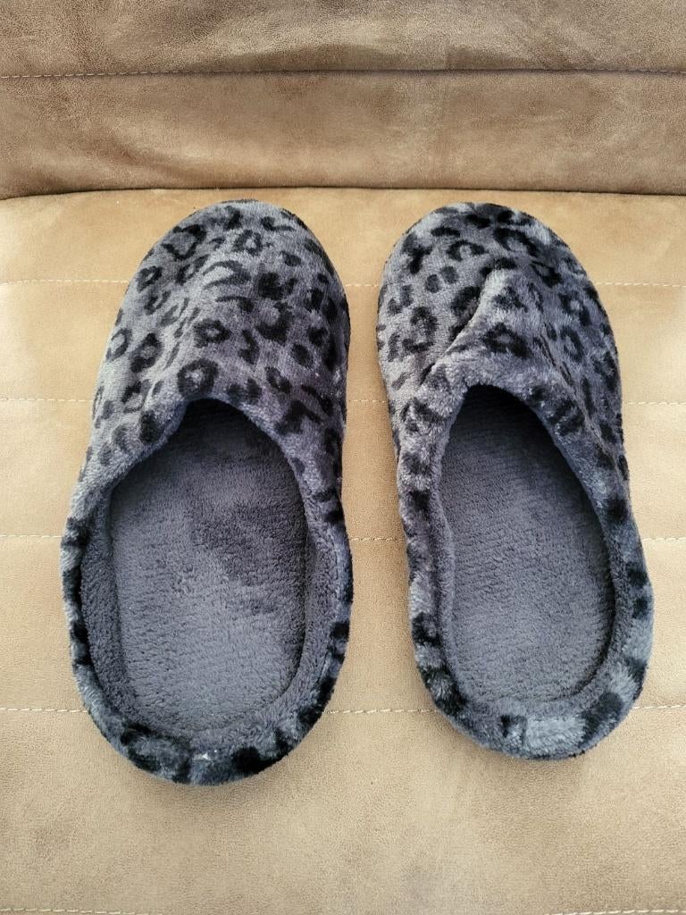 Nieuwe warme zachte grijze pantoffels – maat 38-39, Nieuw, Ophalen of Verzenden, Pantoffels of Sloffen, Grijs