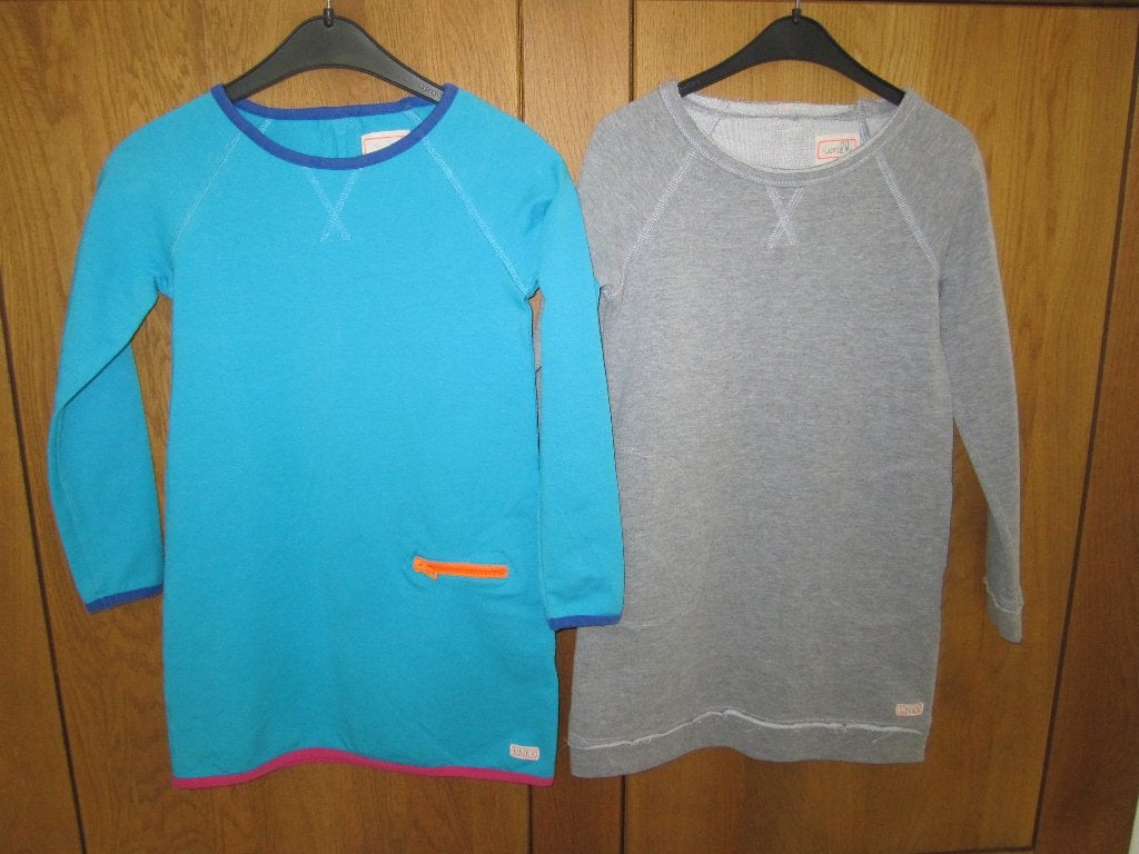 UNKK blauwe en grijze jurk maat 128., Gebruikt, Meisje, UNKK, Ophalen of Verzenden