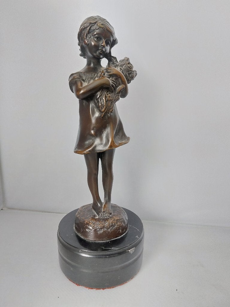 Bronzen sculptuur Meisje met bloemen Susanne Bizard, Ophalen of Verzenden, Brons, 20 - 50 cm, Op sokkel