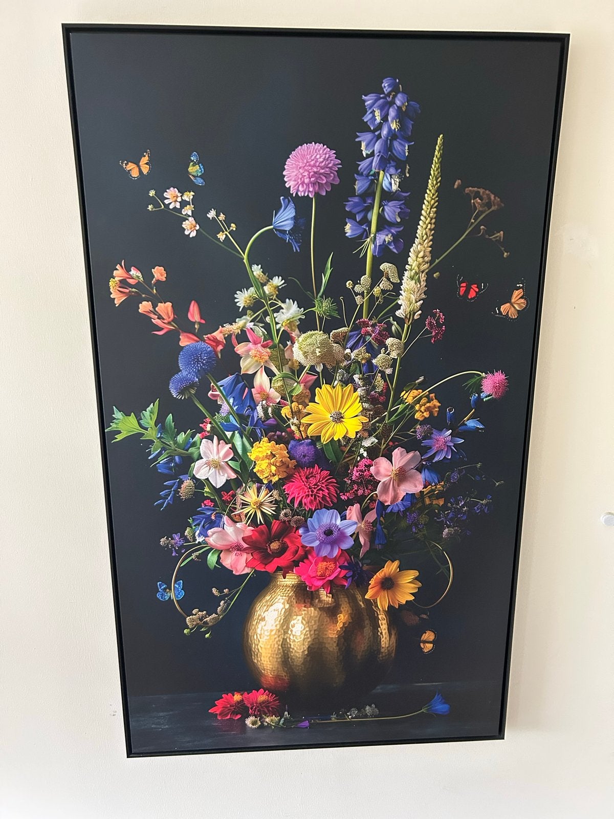 Schilderij: Kleurrijk Bloemenstilleven in Gouden Vaas, Antiek en Kunst, Ophalen, Print, Op houten frame, Bloemen