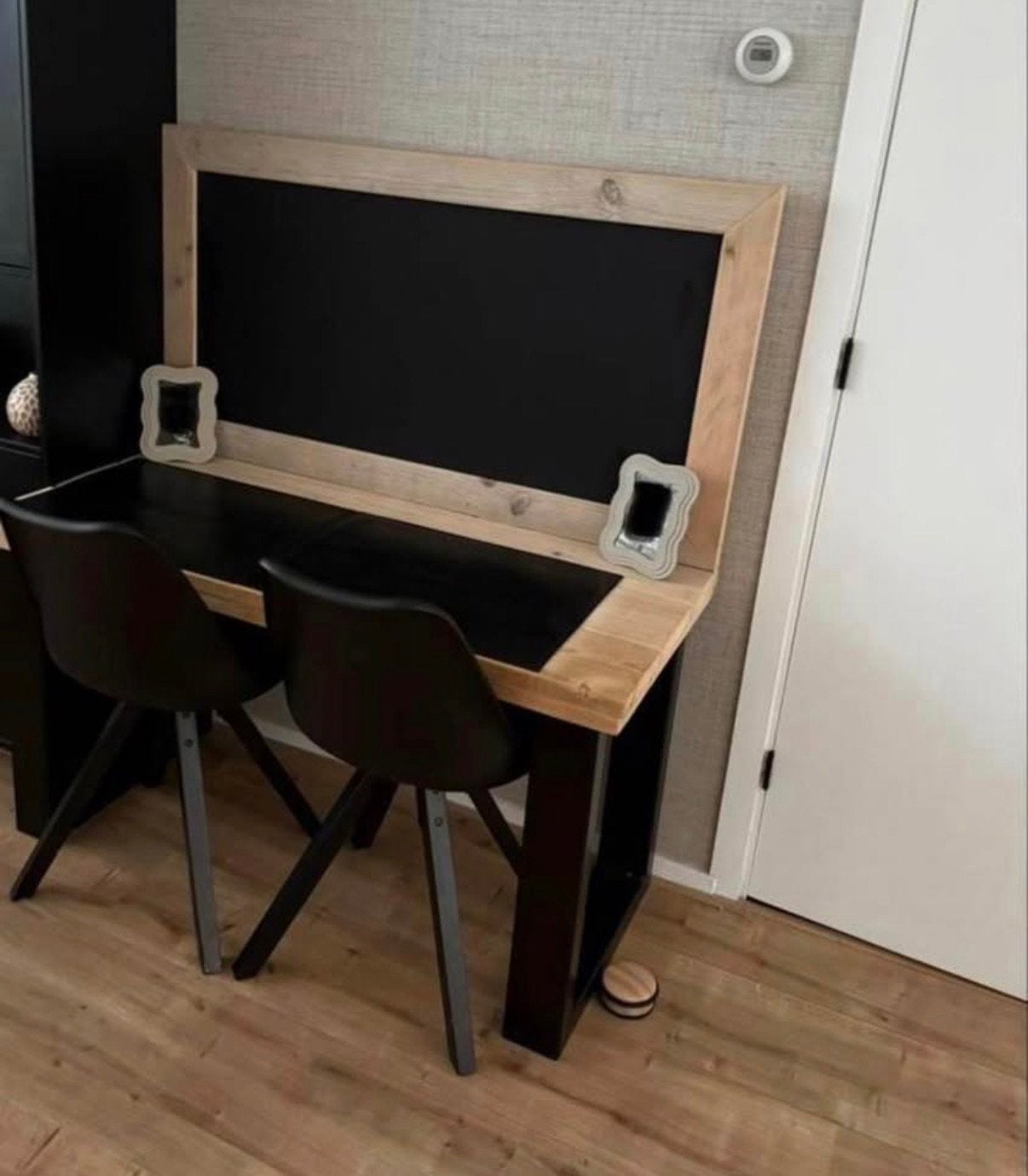 Super mooi buro/speeltafel mèt 2 stoelen ,2 leren placemats., Ophalen, Zo goed als nieuw