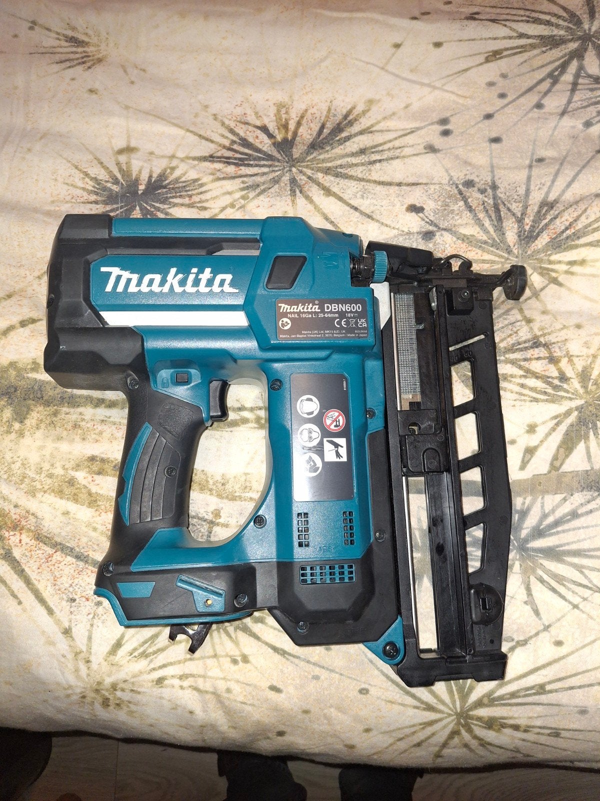 Makita DBN600 tacker met lader en 2 accu's, Ophalen, Zo goed als nieuw