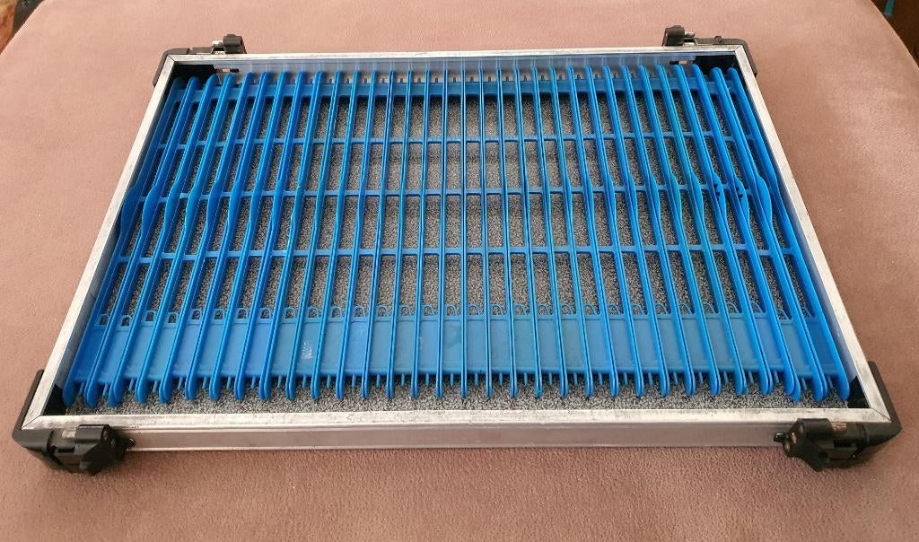 RIVE TUIGENLADE met 31 blauwe tuigenplankjes (winders), Verzenden, Gebruikt, Dobber of Lood