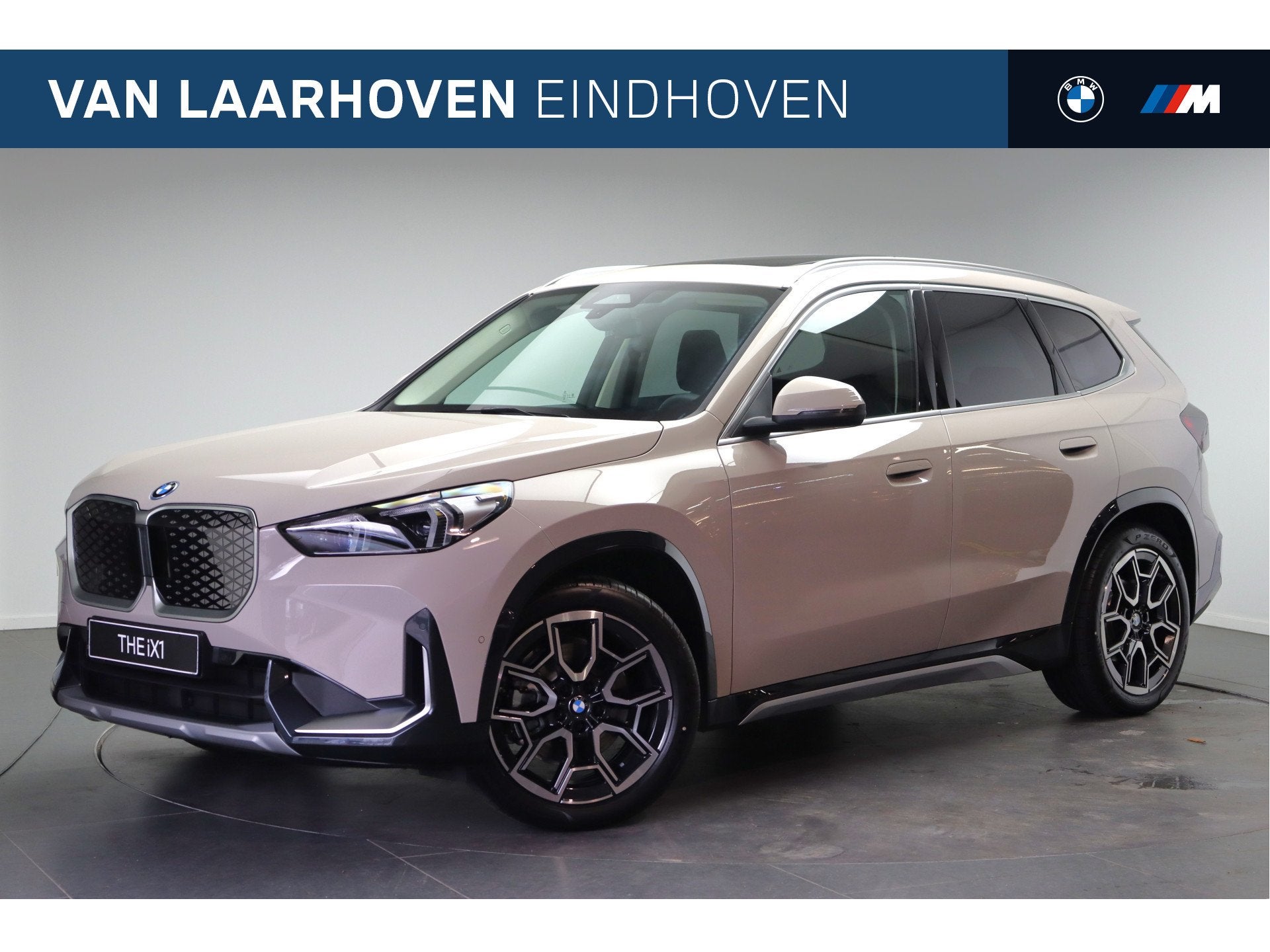 BMW iX1 xDrive30 xLine / Panoramadak / Adaptieve LED / Achte, Auto's, Automaat, Lederen bekleding, Zwart, Leder