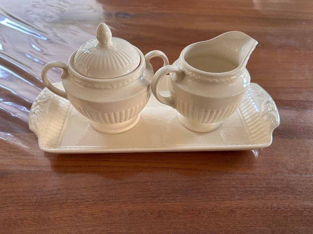 Wedgwood suikerpot, melkpan en serveerplateua, Huis en Inrichting, Keuken | Servies, Klassiek, Overige typen, Nieuw, Ophalen of Verzenden