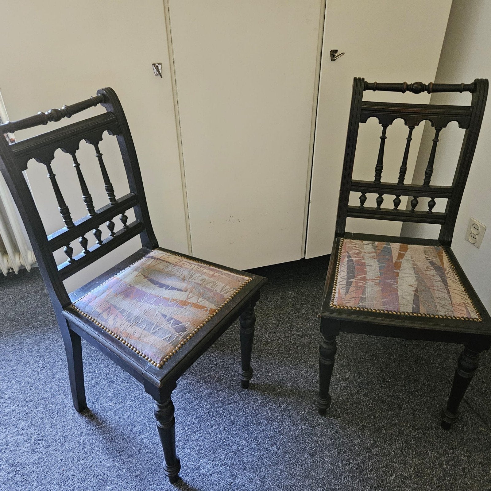Vintage Karakteristieke Stoelen (2x) – Klassiek Houtwerk & S, Ophalen, Gebruikt, Bruin, Twee