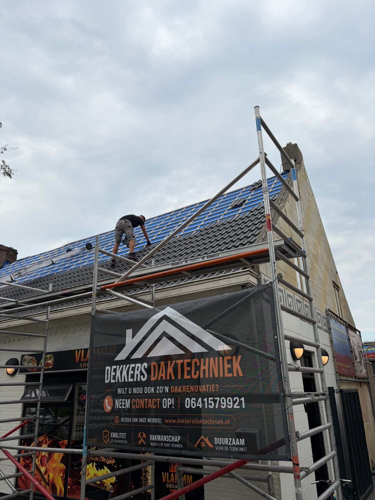 Dakdekker nodig? Dakreparatie & Dakrenovatie  Spoedservice, Steen of Klei, Zwart, Overige typen, Ophalen of Verzenden