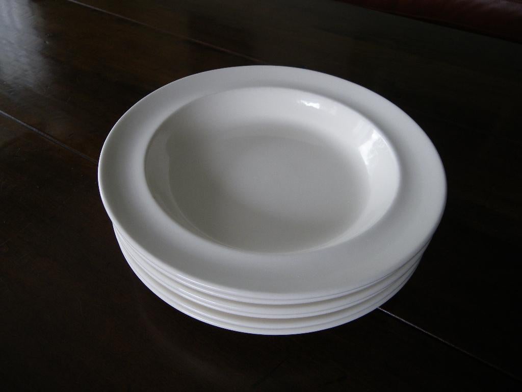 Wedgwood TRADITIONAL PLAIN  Diepe borden Ø 23 cm, Huis en Inrichting, Ophalen of Verzenden, Zo goed als nieuw, Bord(en), Wedgwood
