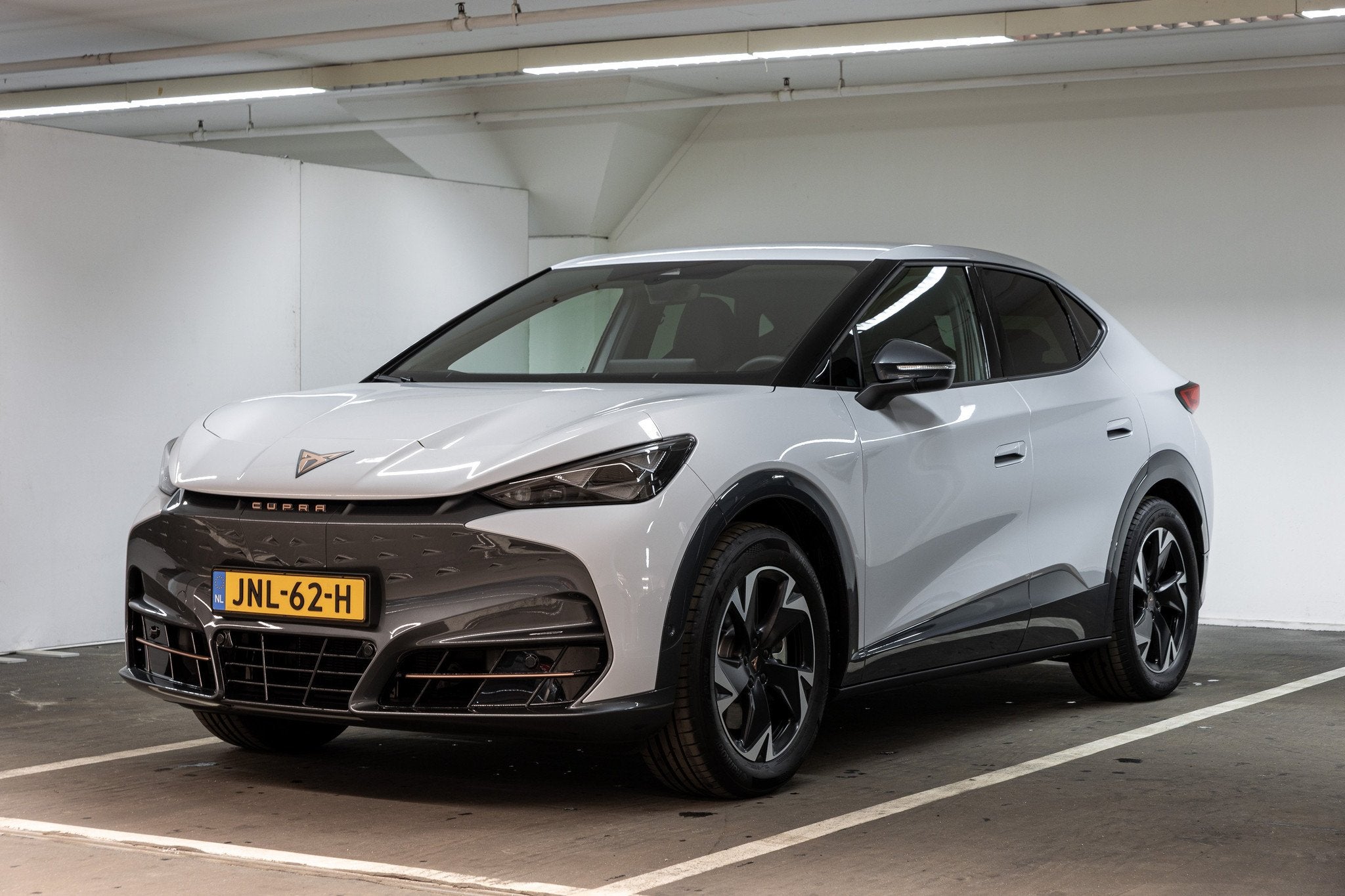 CUPRA Tavascan Business 82 kWh, Auto's, Automaat, Stof, Gebruikt, Wit