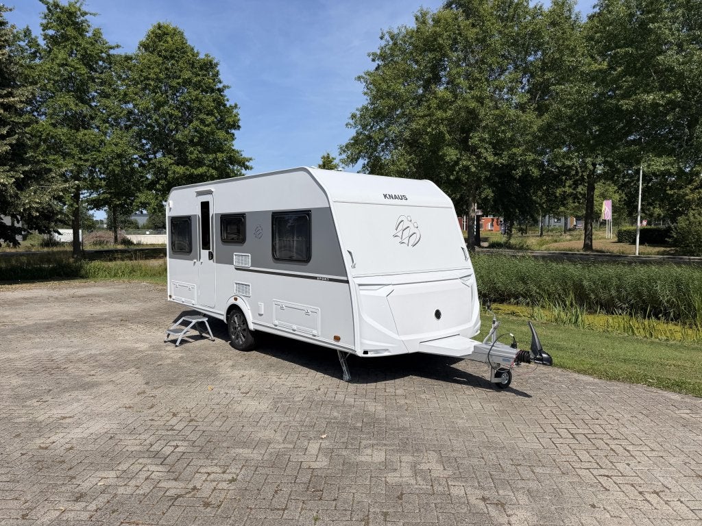 Knaus Sport Platinum 460 EU Bouwjaar 2026, model 2027, Caravans en Kamperen, Caravans, Dwarsbed, Standaardzit, Bedrijf, 4 tot 5 meter