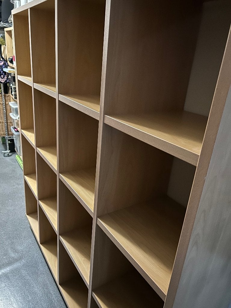 Boekenkast op wielen, Ophalen, 150 tot 200 cm, Zo goed als nieuw, Modern/strak.