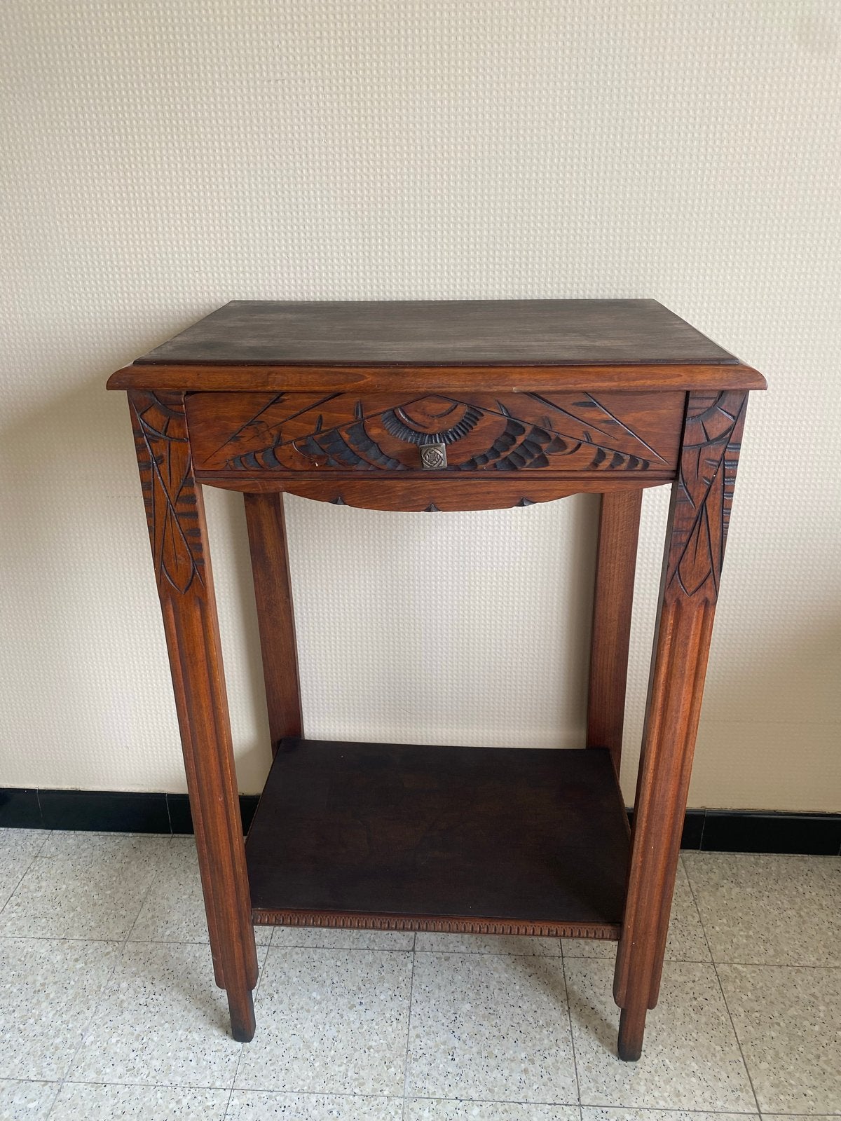 Antieke houten bijzettafel met lade en snijwerk, Ophalen