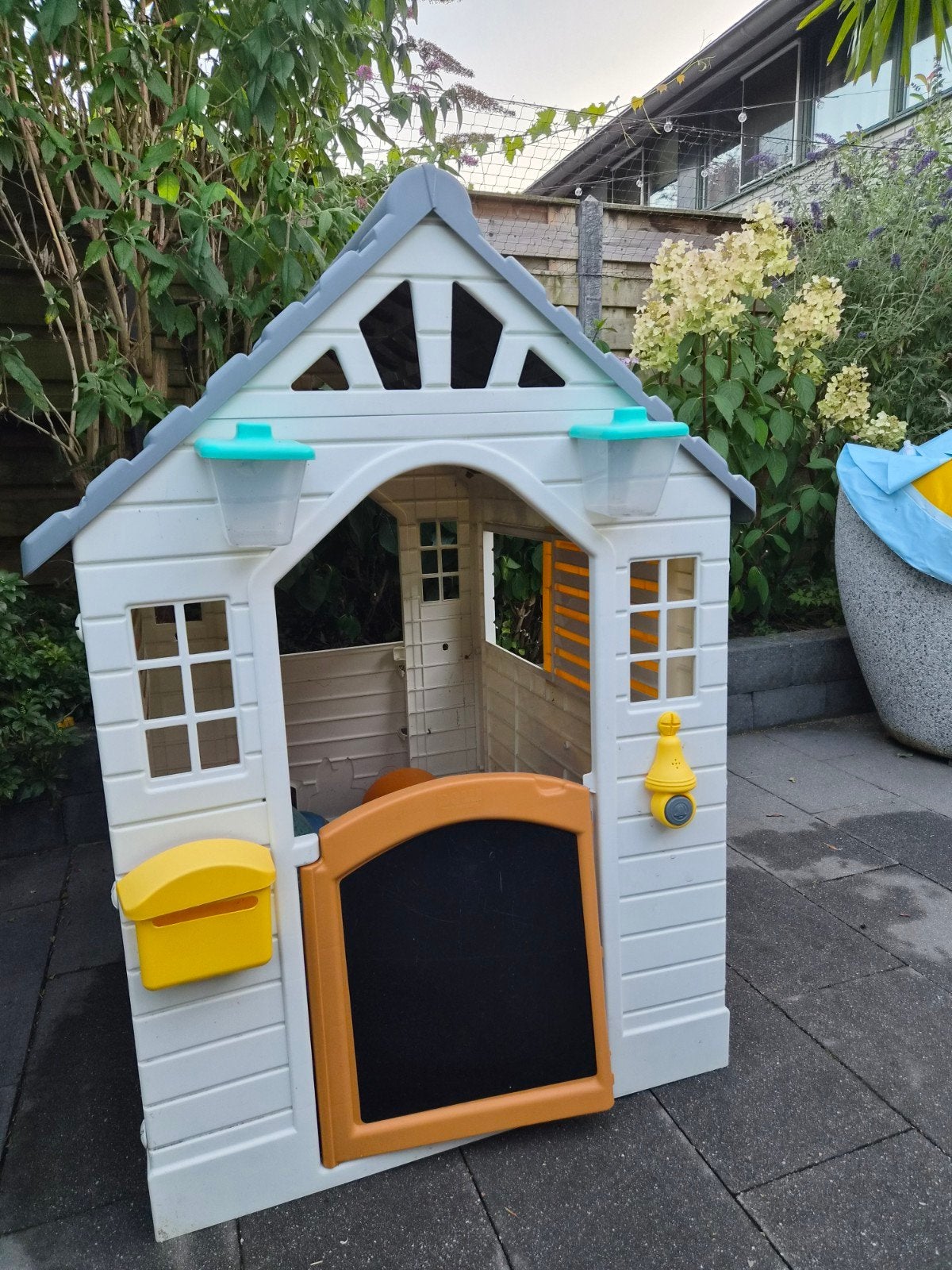 speelhuisje met schuifraampjes en brievenbus, Ophalen, Gebruikt, Kunststof
