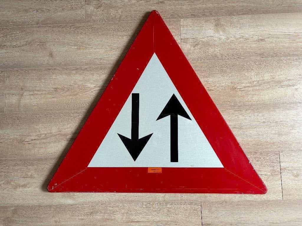 Oud groot verkeersbord pas op: tegenliggers, Ophalen, Gebruikt