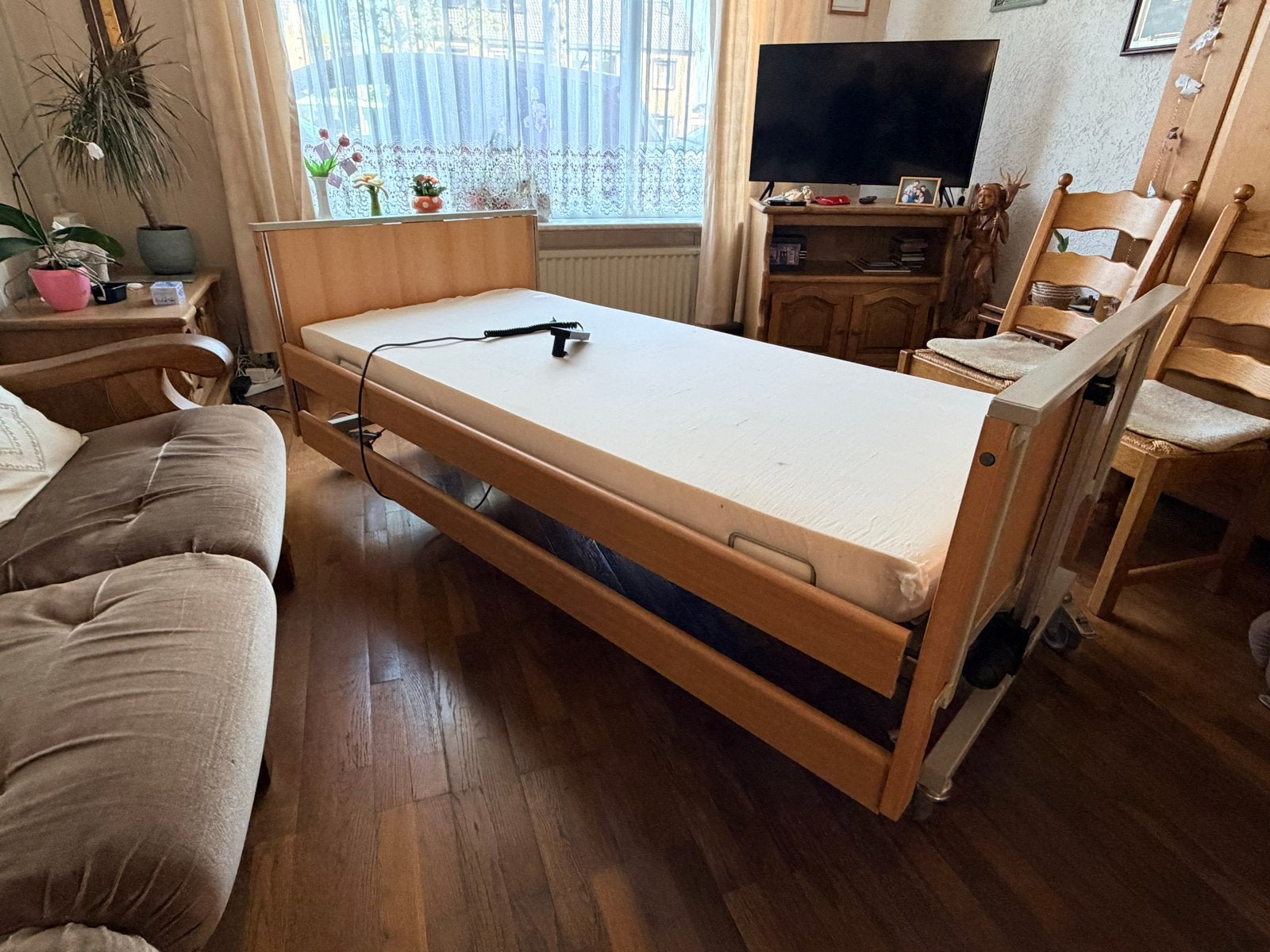 Verstelbaar eenpersoons ziekenhuisbed met matras, Ophalen, 90 cm, Eenpersoons, Bruin