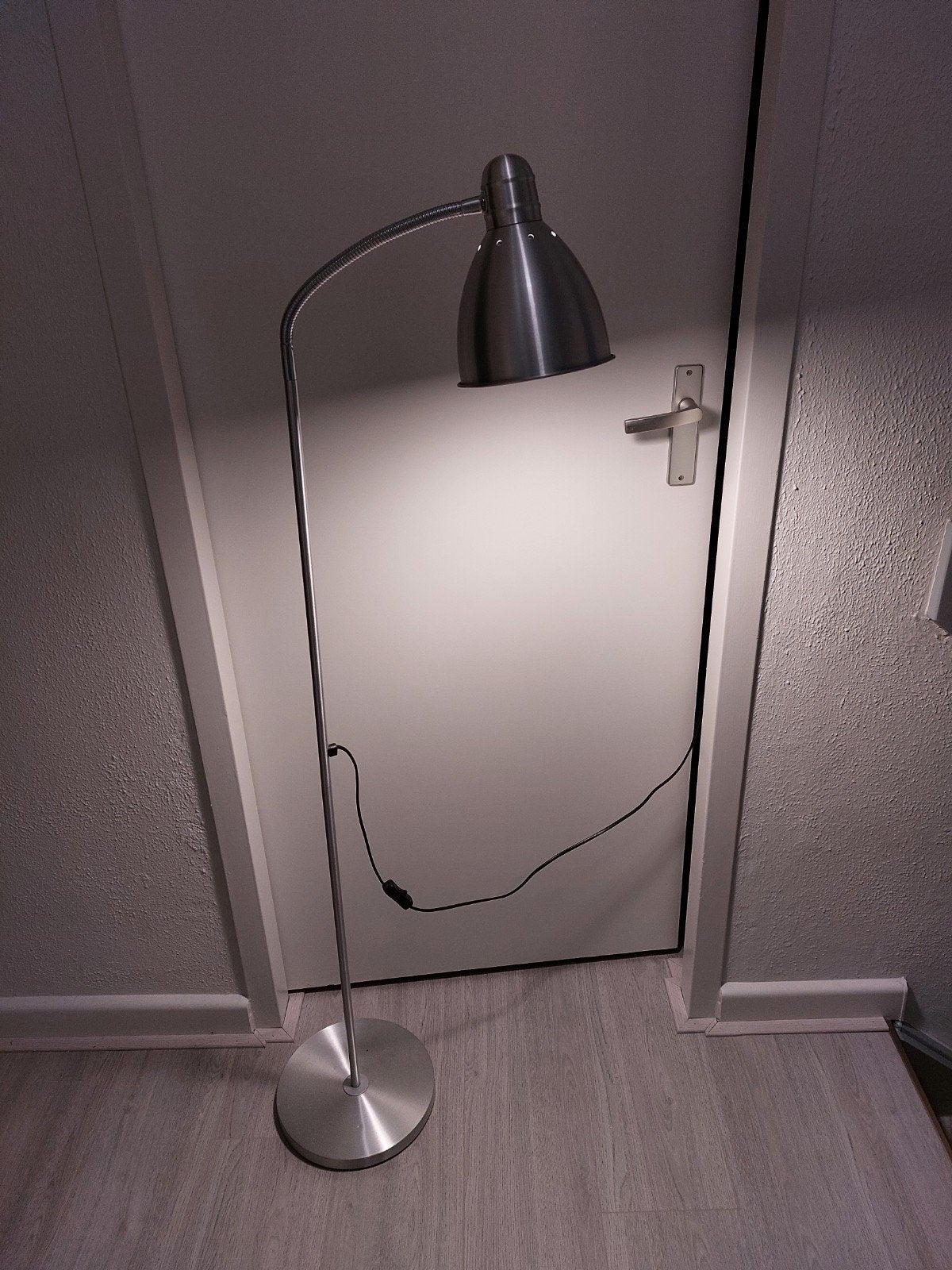 Moderne zilverkleurig Ikea vloerlamp met flexibele arm, Ophalen, Gebruikt, Modern, functioneel, 100 tot 150 cm