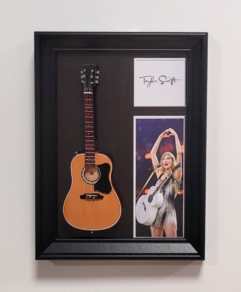 Taylor Swift miniatuur gitaar op lijst wanddeco decoratie, Info@deconoord.nl, Deco Noord, Nieuw, Ophalen of Verzenden