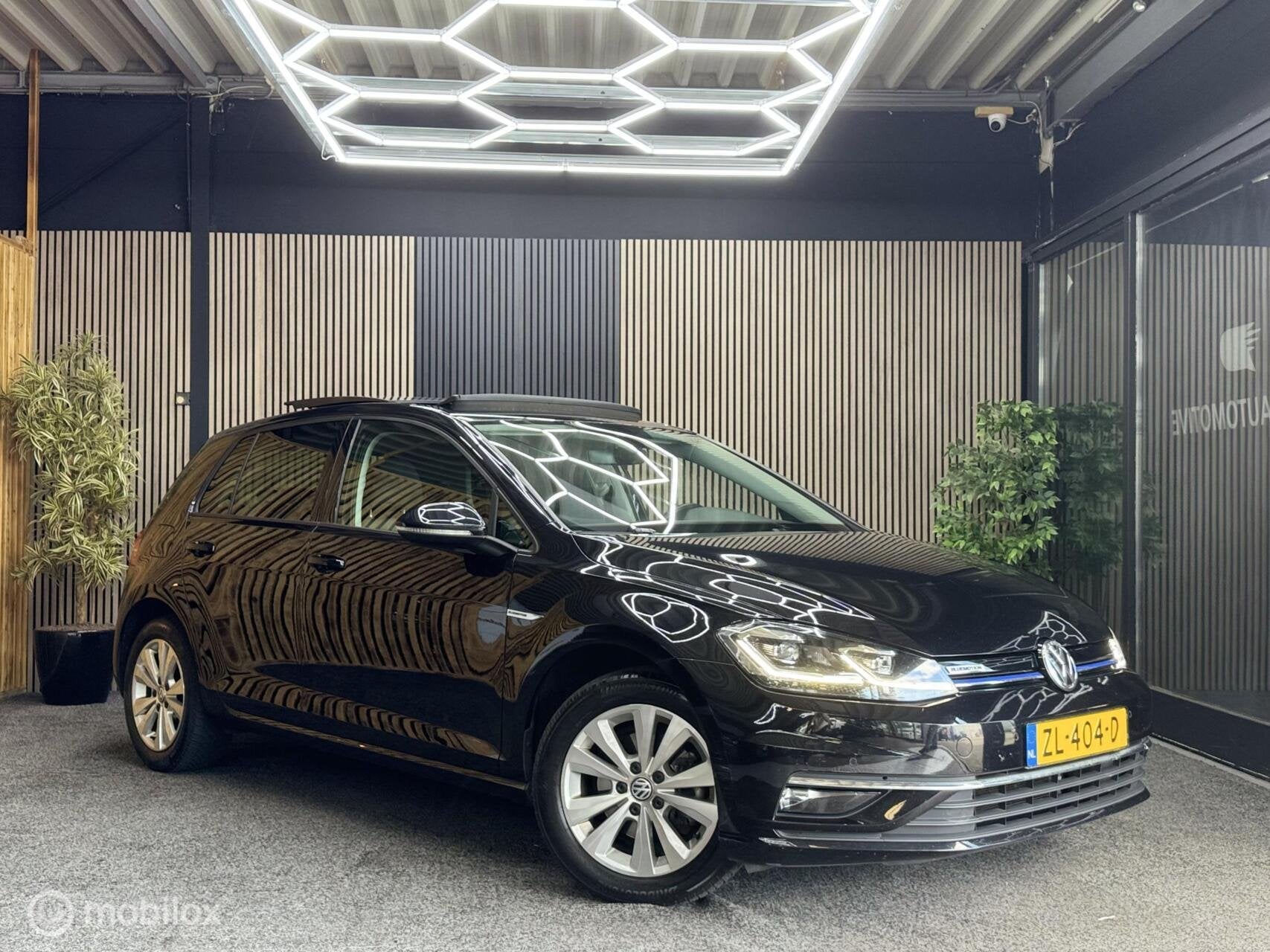 Volkswagen Golf 1.5 TGI CNG Comfortline|Pano|Navi|Carplay, Auto's, 4 cilinders, Alcantara, Zwart, Origineel Nederlands