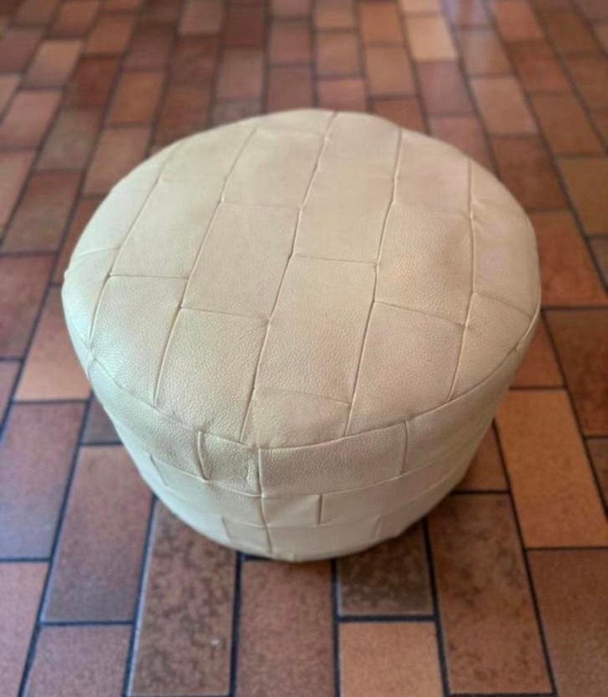 Vintage gebroken wit leren poef.374, Ophalen, Minder dan 50 cm, Rond, Zo goed als nieuw
