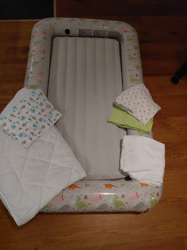 Peuterluchtbed met dekbed, hoeslakentjes, dekbedhoes., Ophalen of Verzenden, Zo goed als nieuw
