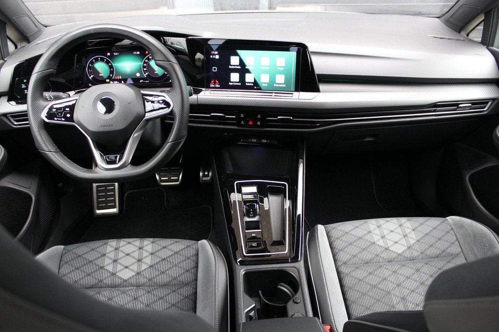 Volkswagen Golf 1.5 eTSI 3x R-Line | Panoramadak | IQ Light, Auto's, Volkswagen, 1498 cc, Zwart, 4 cilinders, 150 pk