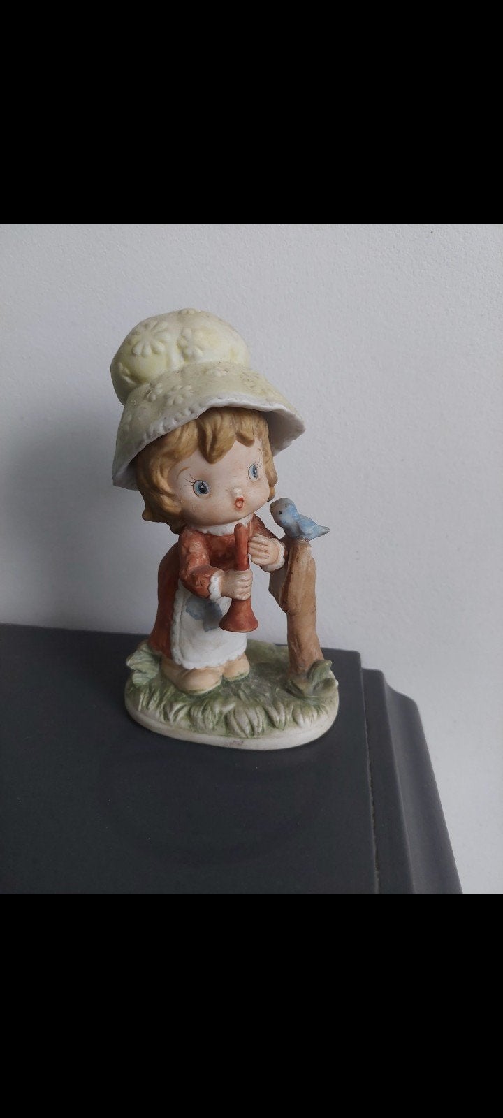 Oud vintage porselein beeldje, meisje met fluit en vogel., Ophalen