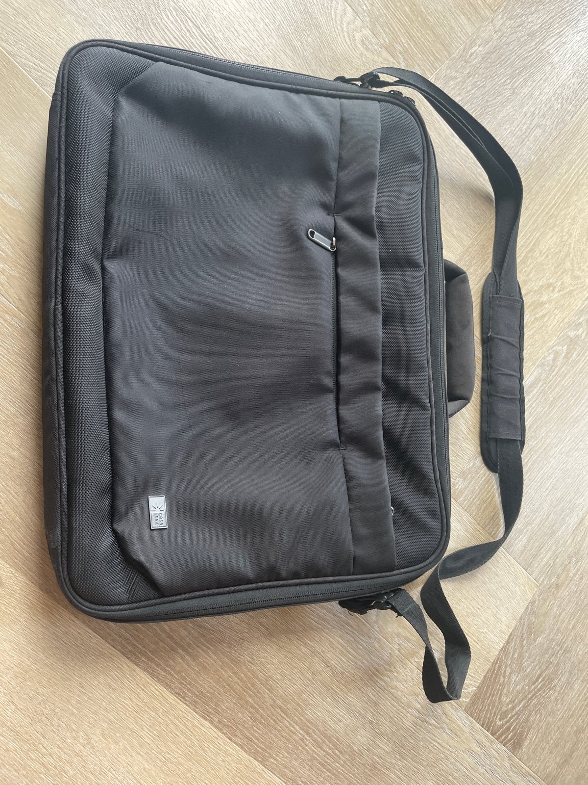 Zwarte laptoptas met schouderband - 18 inch, Computers en Software, Laptoptassen, Gebruikt, Gevoerd laptopvak, 17 inch of meer