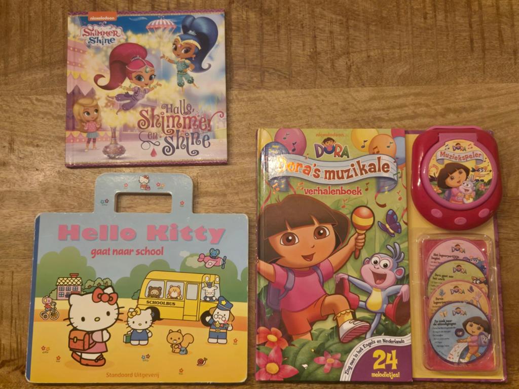 Kinderboek Hello Kitty, Dora en Shimmer & Shine., Boeken, Ophalen of Verzenden, Zo goed als nieuw