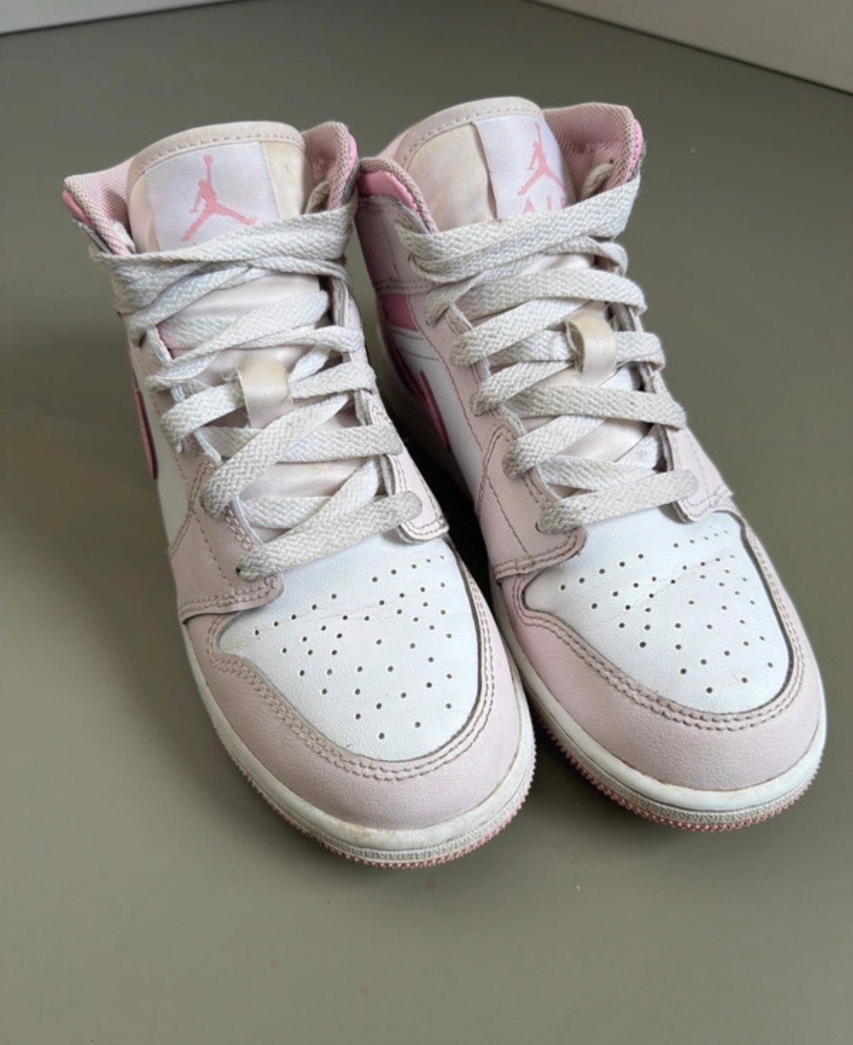 Nike Air Jordan 1 Mid Roze/Wit - Maat 36, Meisje, Sportschoenen, Ophalen of Verzenden, Zo goed als nieuw