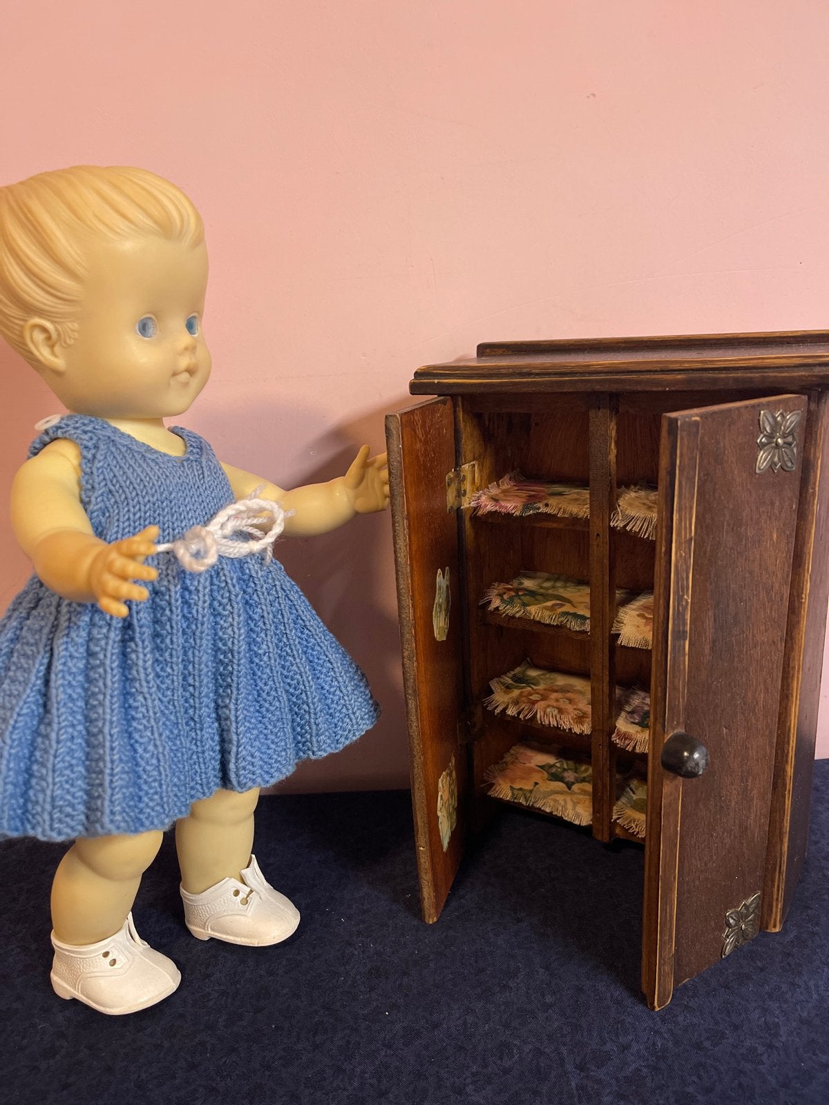 Vintage houten poppenkastje,  pop, Verzamelen, Ophalen of Verzenden, Gebruikt, Pop