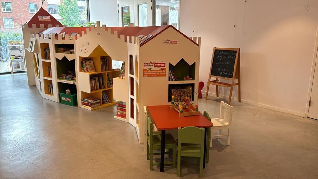 Unieke kinderboekenkast/speelhuis - Eyecatcher!, Huis en Inrichting, Kasten | Boekenkasten, Met plank(en), Gebruikt, Ophalen of Verzenden