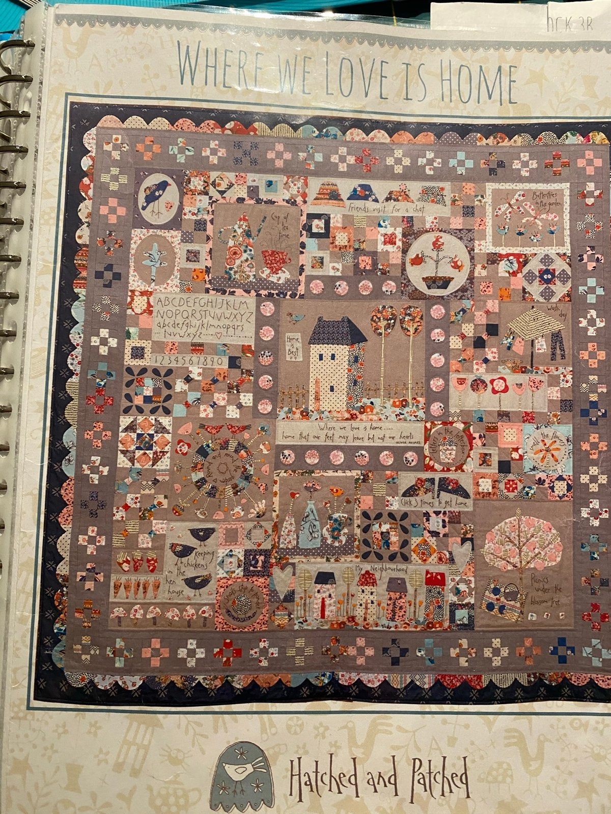 Hatched and Patched Quilt Patroon 'Where We Love Is Home', Gebouwen, Meerkleurig, Ophalen of Verzenden, Zo goed als nieuw
