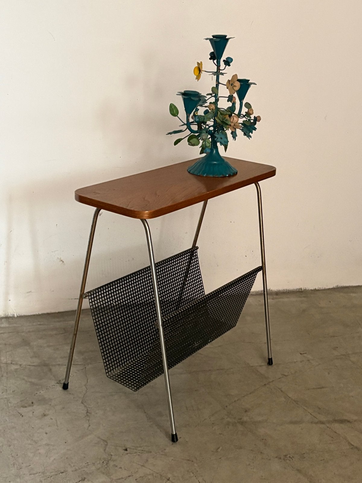Vintage bijzettafel met tijdschriftenrek, Gebruikt, 55 tot 75 cm, Rechthoekig, Hout