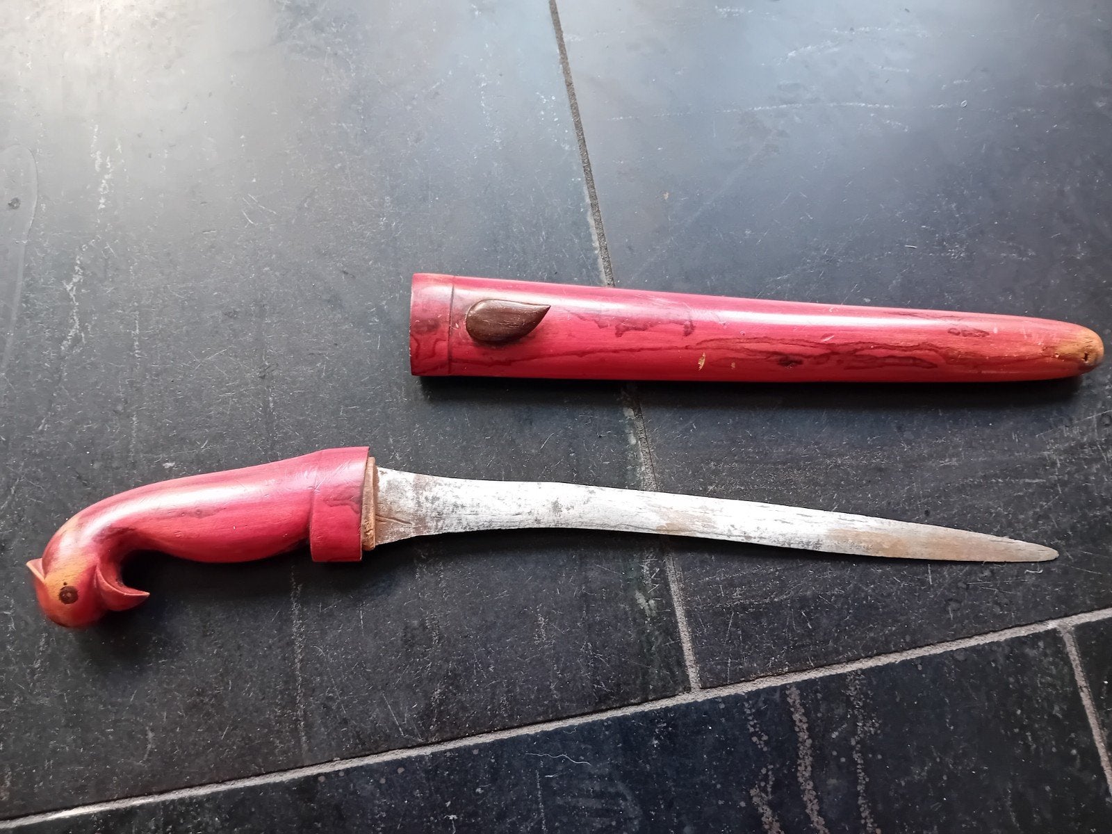 Traditionele Javaanse Machete met Vogelkop Handvat, Hout, Ophalen of Verzenden, Indonesië, Rood