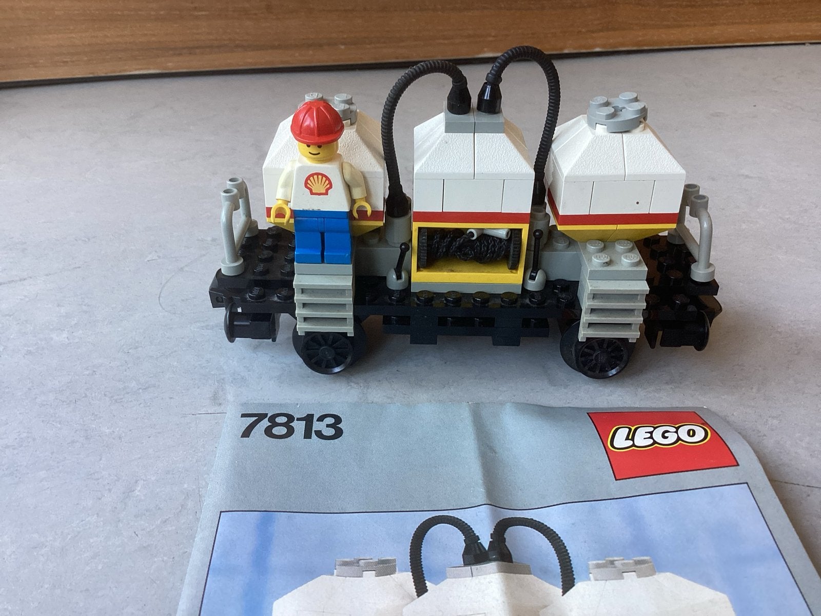 Lego Treinwagon met Shell Tankers en Minifiguur (Set 7813), Gebruikt, Lego, Ophalen of Verzenden, Compleet