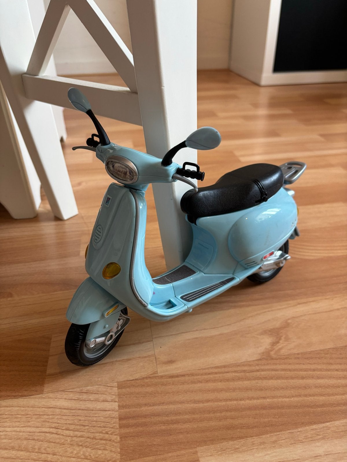 Barbie Vespa Scooter - Lichtblauw Speelgoedvoertuig, Ophalen of Verzenden, Gebruikt, Jongen of Meisje