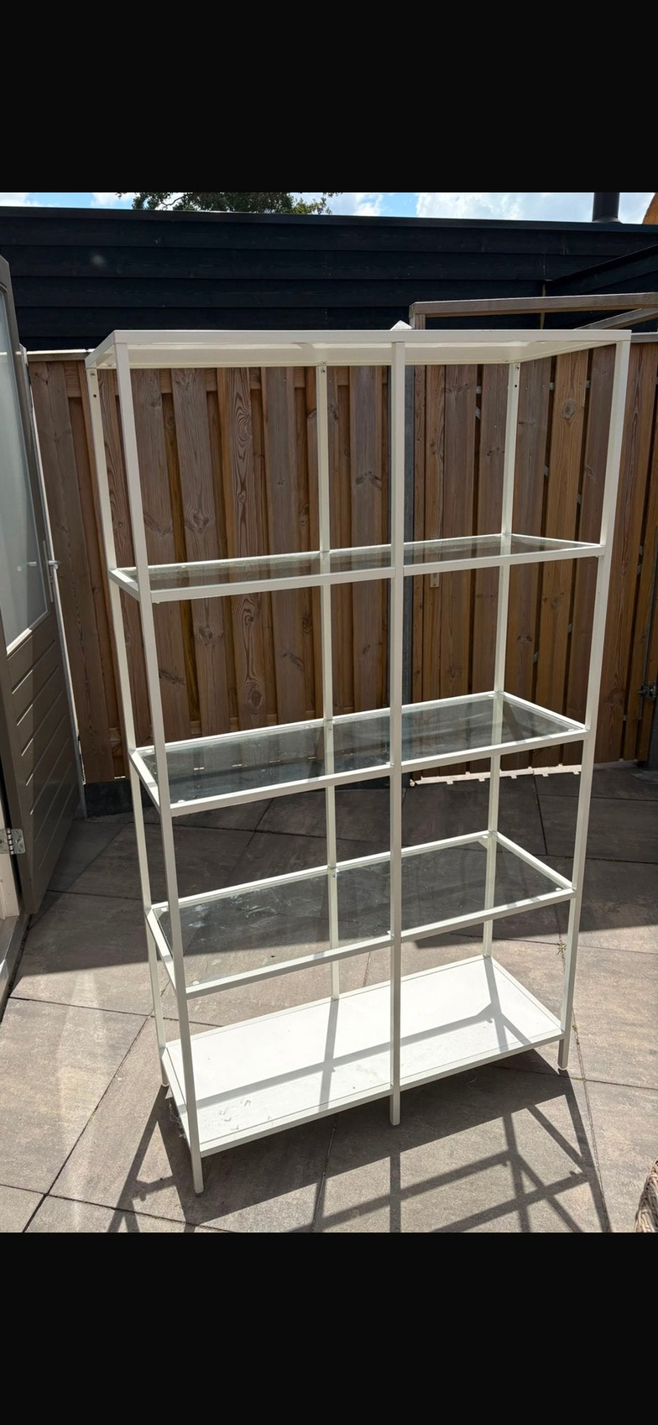 IKEA wandkast met glazen planken - Zo goed als nieuw, Huis en Inrichting, Kasten | Vitrinekasten, Met plank(en), Zo goed als nieuw