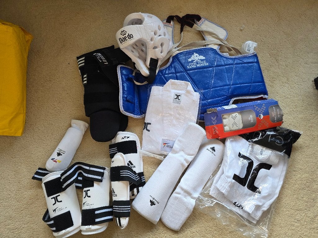 Taekwondo set (maat 110) incl. Daedo elektronische sokken, Taekwondo, Maat XS of kleiner, Ophalen of Verzenden, Nieuw