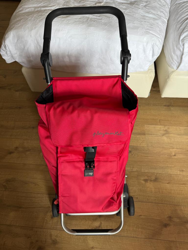 Playmarket to go rood, Sieraden, Tassen en Uiterlijk, Tassen | Reistassen en Weekendtassen, Ophalen, Zo goed als nieuw, Rood, 30 cm of meer