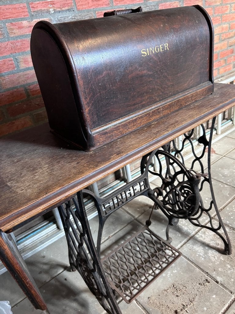 Antieke vintage Singer naaimachine, Ophalen