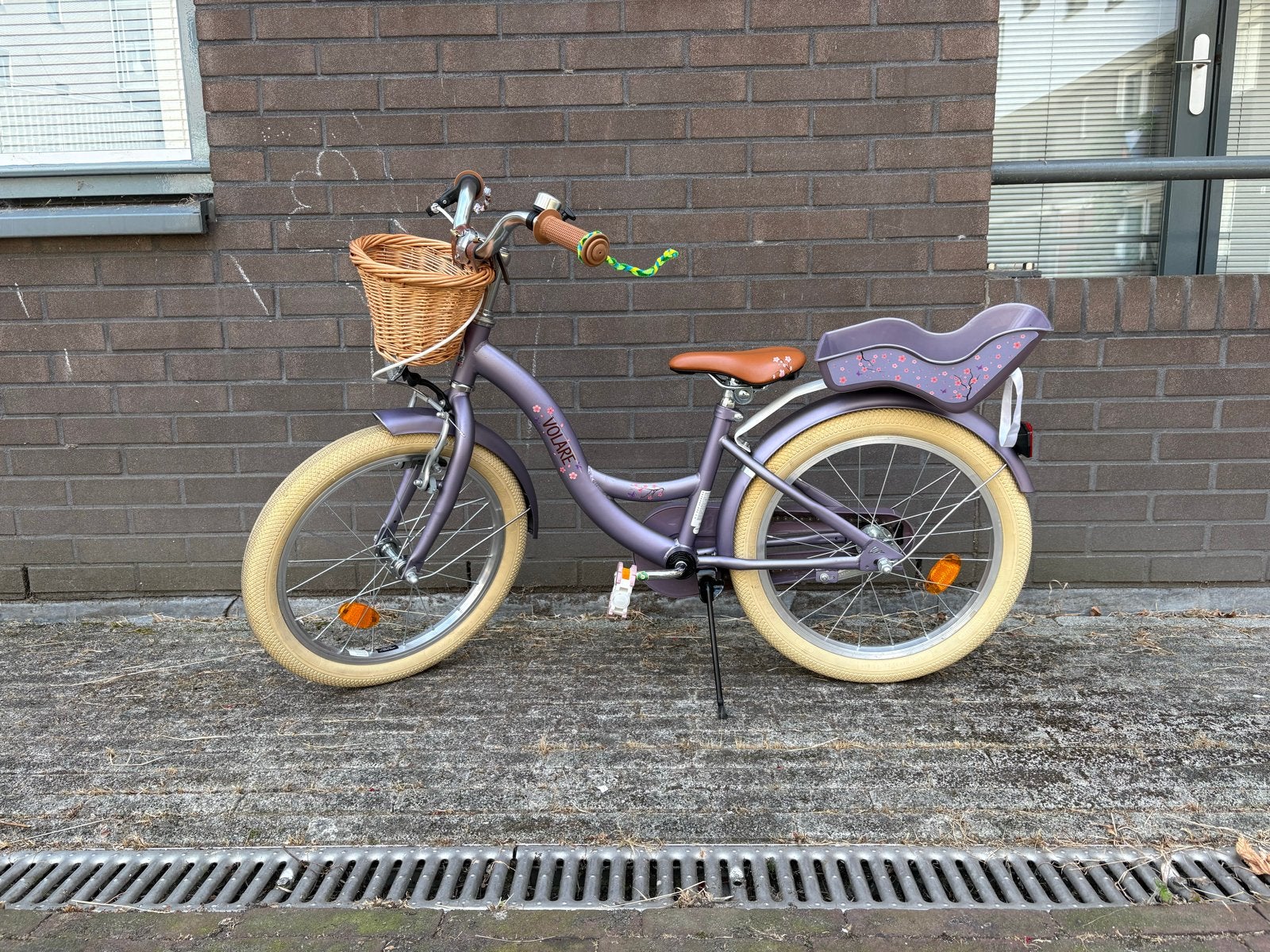 Volaare kinderfiets 18 inch met mandje en zitje, Ophalen, Zo goed als nieuw, Velgrem, 16 tot 20 inch