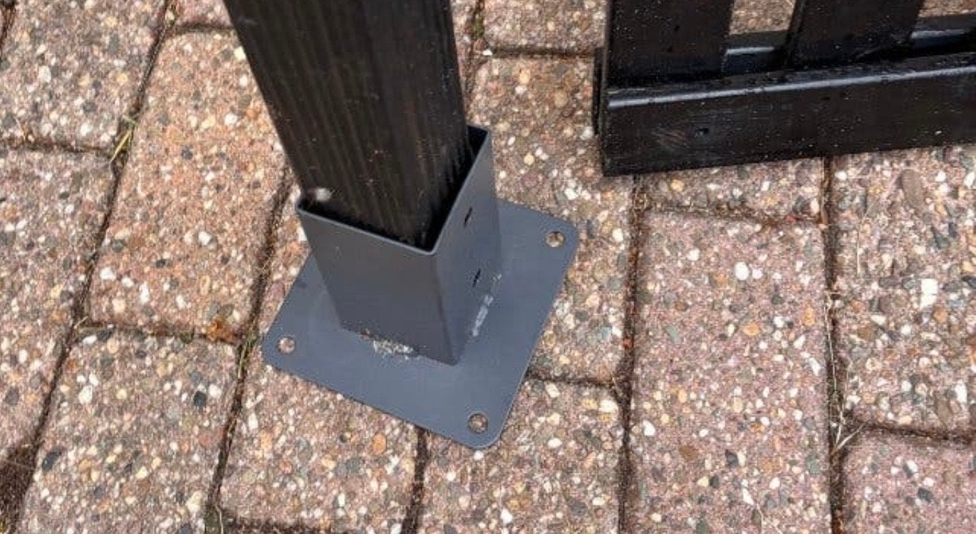 Zwart houten tuinhek met palen en bevestiging, Tuin en Terras, Ophalen, Gebruikt, Hout, Tuinhek