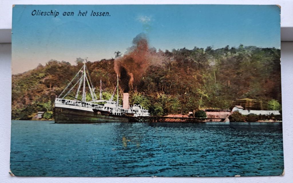 Olieschip aan het lossen. Briefkaart uit Nederlandsch-Indië., Ophalen of Verzenden, Voor 1920, Gelopen, Voertuig