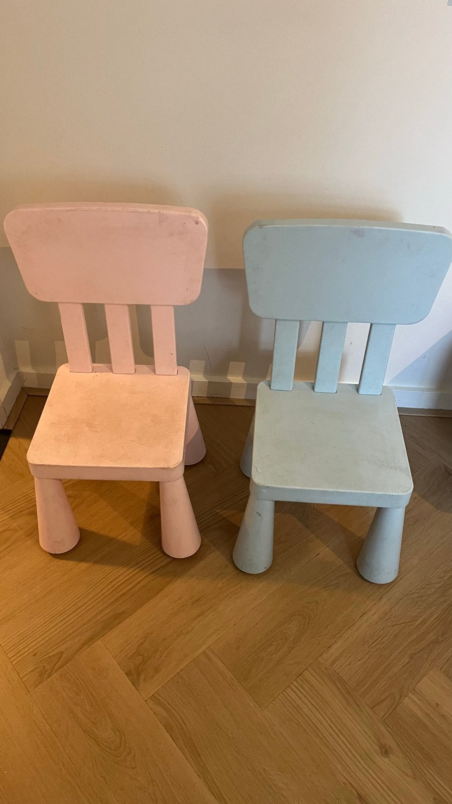 2 kinderstoeltjes (roze en blauw) - Gratis af te halen, Kinderen en Baby's, Ophalen, Gebruikt, Stoel(en)